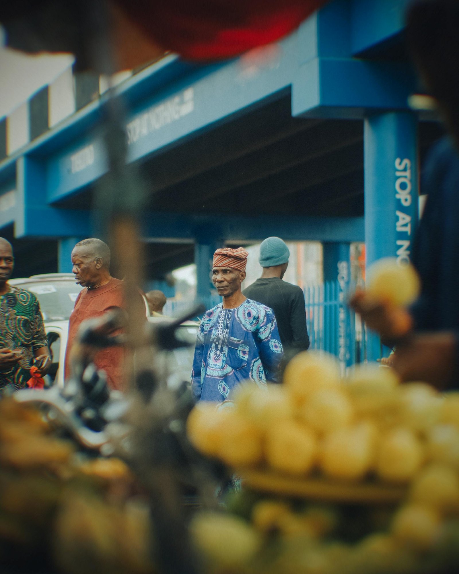 Marchande congolaise heureuse utilisant LUKATOUT pour gérer sa boutique