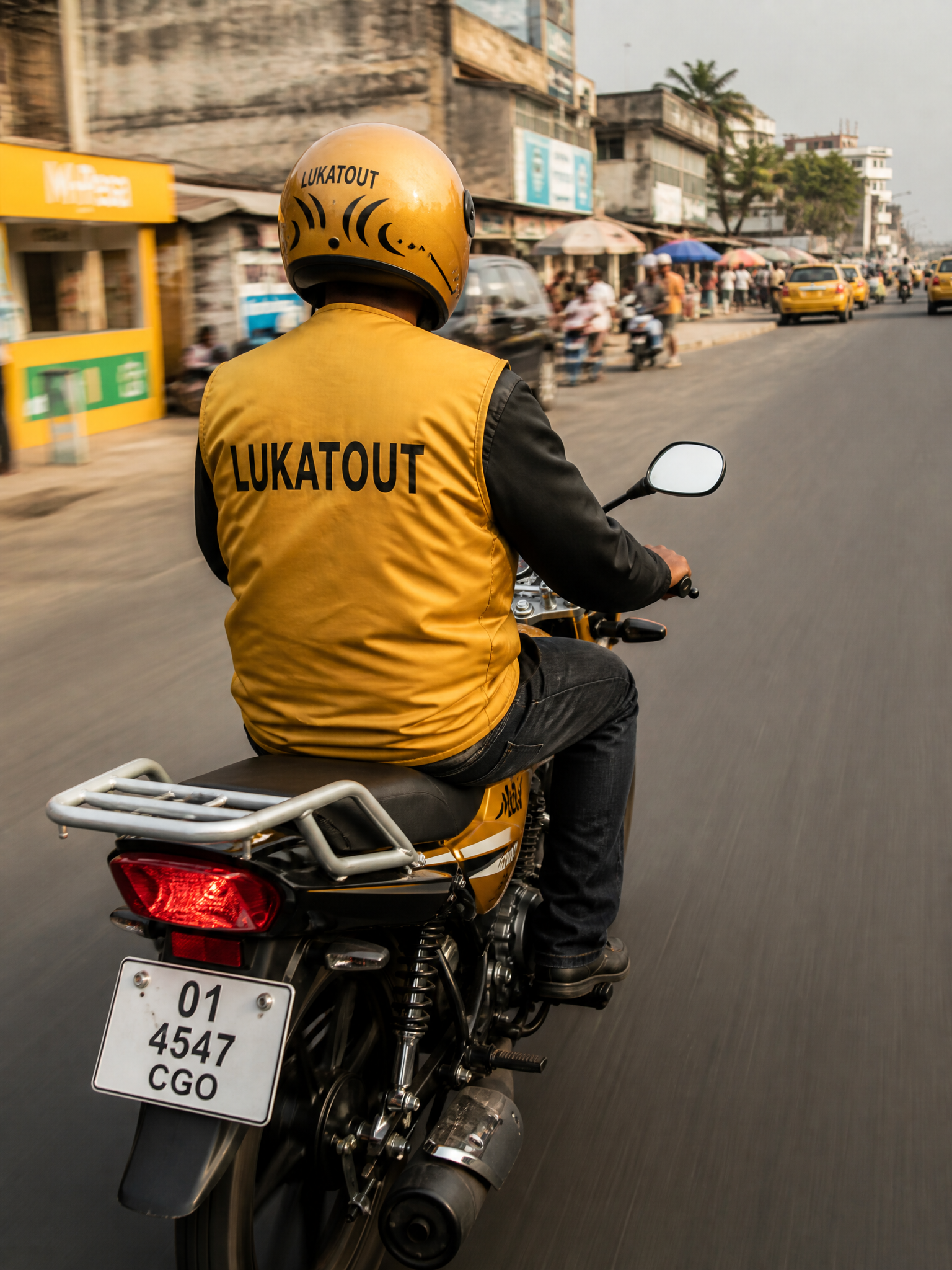 Livreur LUKATOUT sur moto dans les rues de Kinshasa